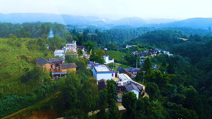 航拍雨后干净小山村