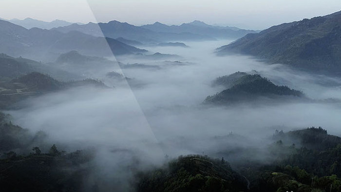 航拍大山翻滚的云海山村蜿蜒的小路