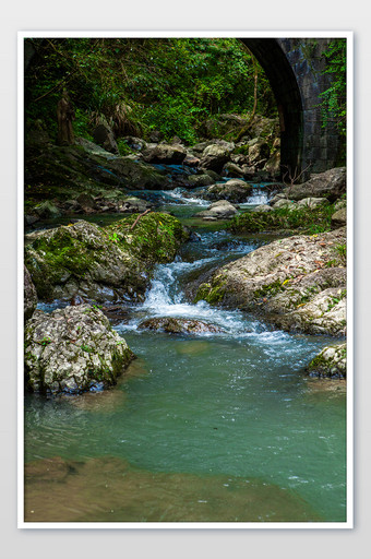 河水流水河流青山水源徒步溯溪高清摄影图图片