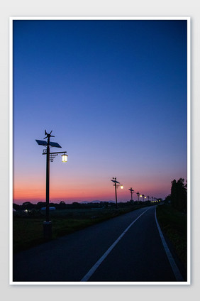 月色夜幕降临夕阳夜景路灯摄影图