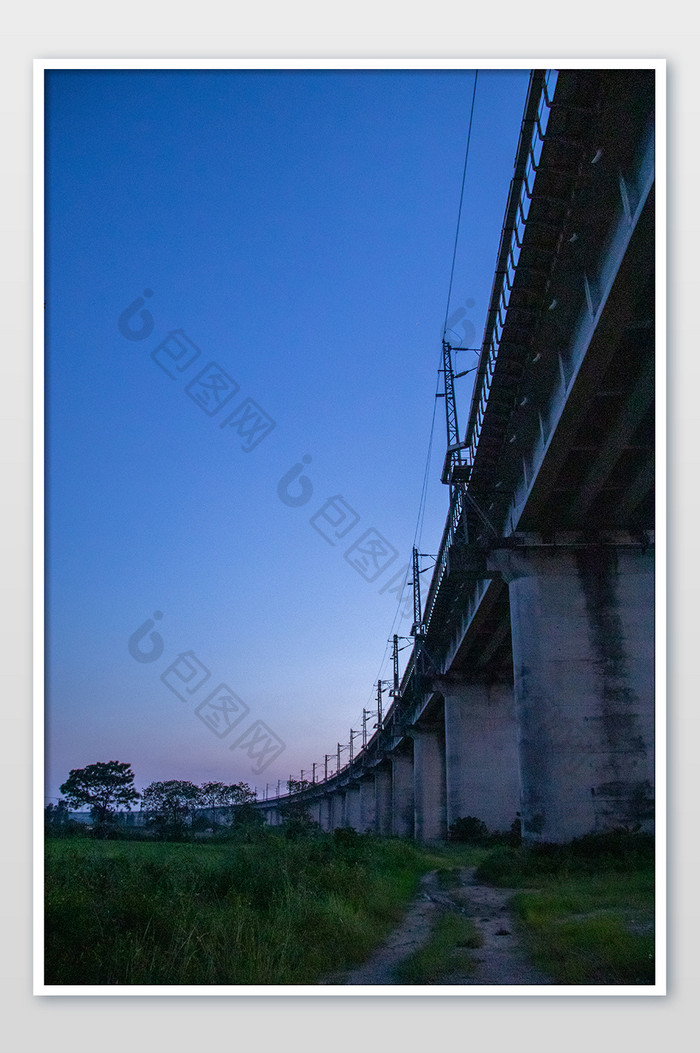 铁道桥铁轨桥墩摄影图
