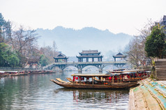 怀化凤凰古城风雨桥古建筑湖泊旅游摄影图