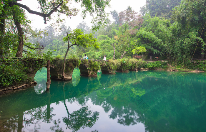 荔波小七孔桥风景区碧绿湖面户外