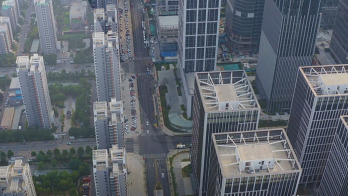 实拍大型写字楼旁边道路车水马龙