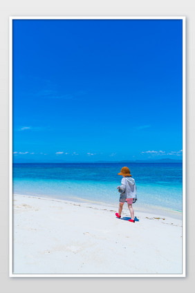 海滩风景度假儿童游玩沙滩高清摄影图