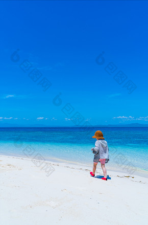 海滩风景度假儿童游玩沙滩高清摄影图图片