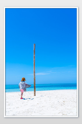 度假海滩风景儿童游玩沙滩高清摄影图