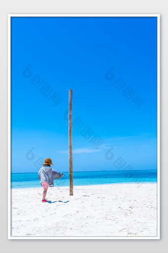 度假海滩风景儿童游玩沙滩高清摄影图图片