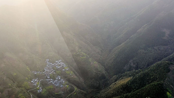 黄山日出风吹云海延时徽派建筑阳光普照