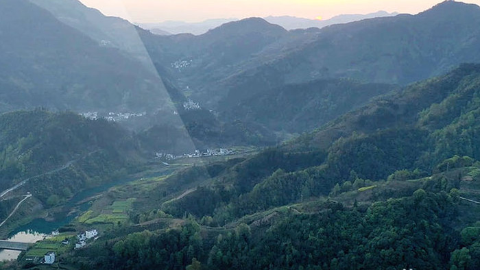 航拍俯瞰小村庄徽派建筑群山环绕云雾梯田