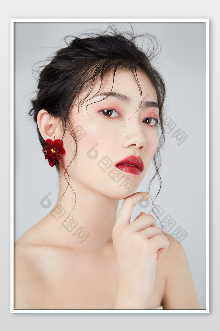 清新气质美女红色耳环妆容杂志海报封面图