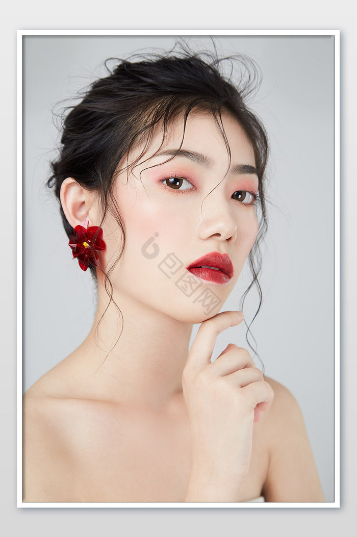 清新气质美女红色耳环妆容杂志海报封面图图片