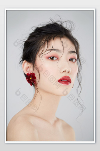 清新气质美女妆容自然妆面杂志海报封面图图片