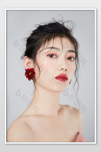 清新气质美女夏日元气妆容杂志海报封面图图片