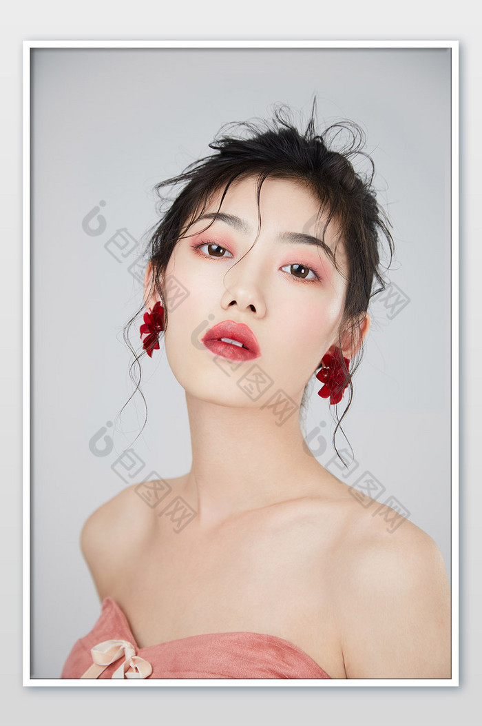 气质美女微仰头妆容杂志海报封面图