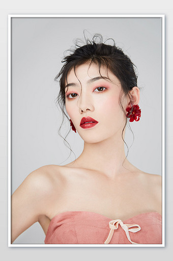 清新红唇气场气质美女妆容杂志海报封面图图片下载