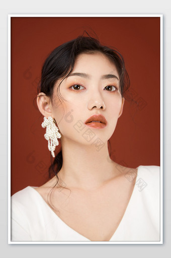 复古气质美女珍珠耳饰妆容杂志海报封面图图片