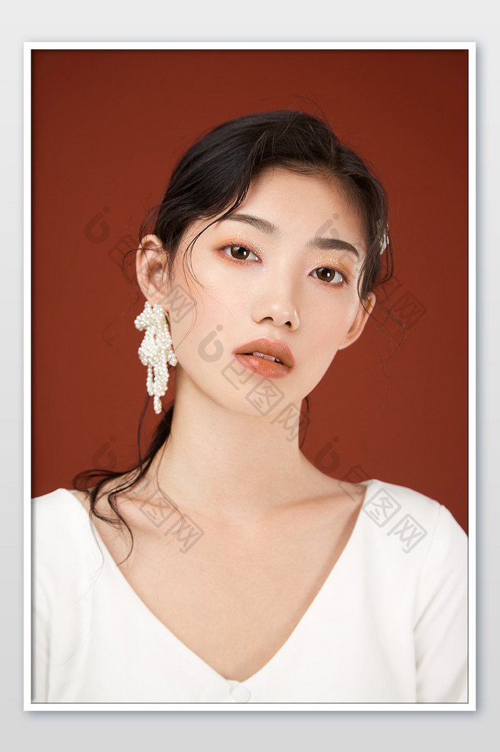 复古气质美女珍珠妆容杂志海报封面图