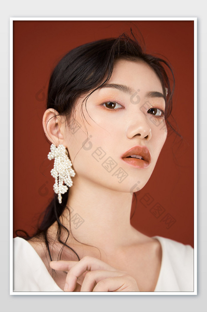 提供精美好看的复古气质珍珠元气美女妆容杂志海报封面图素材免费下载