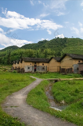 山林古老小村落乡间小道泥土楼房摄影图图片