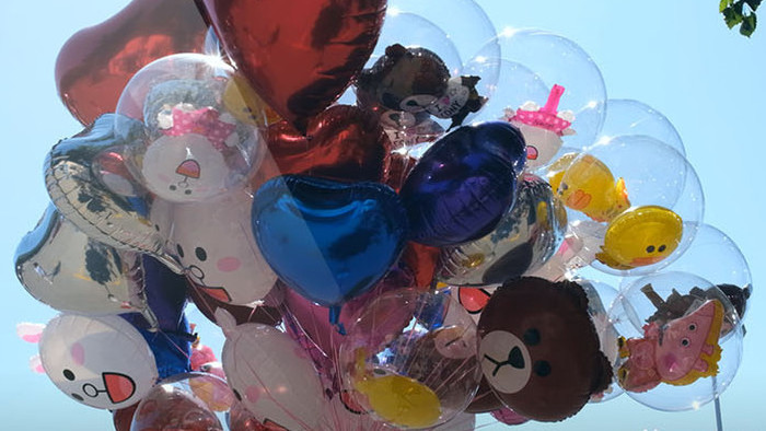 五彩气球南山公园烟台地标漏光气球晴天儿童