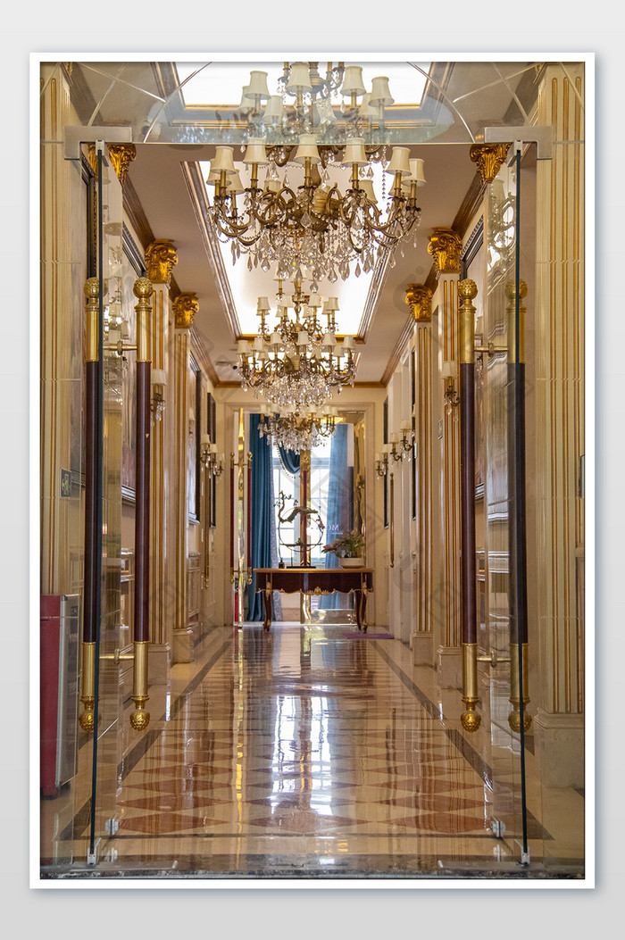 欧式艺术走廊室内过道金色调欧式灯摄影图