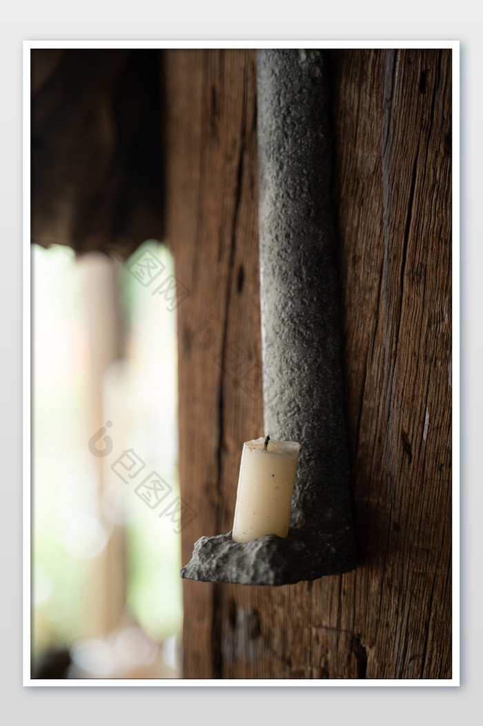 中式传统蜡烛台白色蜡烛意境民宿摄影图