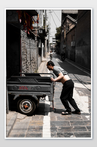 复古做旧北京老城区劳动人民辛苦工作