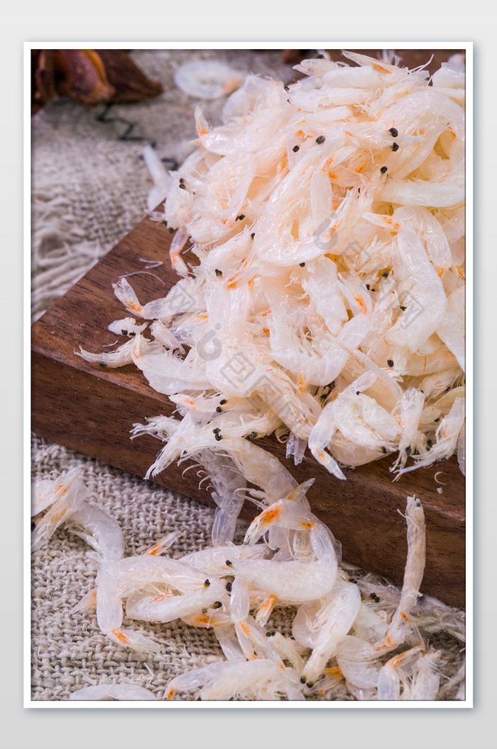 竖版木板上的海鲜虾米虾皮海产品