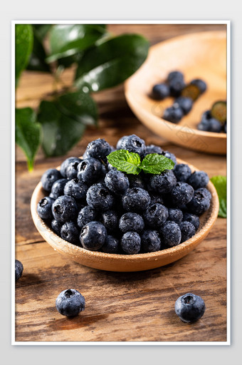 木碟里的新鲜蓝莓水果摄影图图片