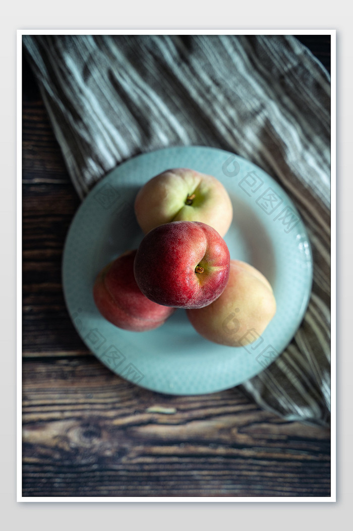 夏日当季水果成熟桃子香甜摄影图