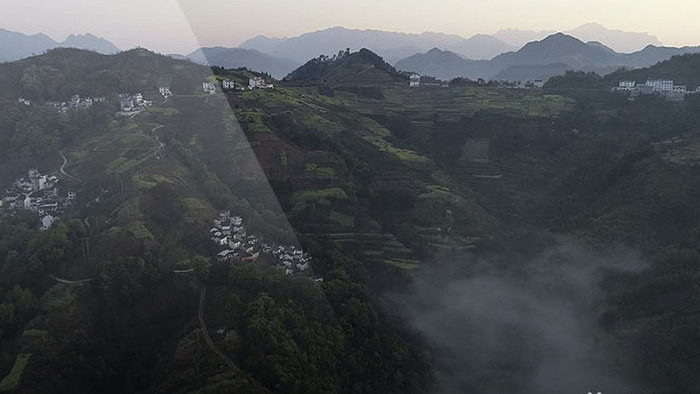 航拍俯瞰小村庄徽派建筑群山环绕云雾