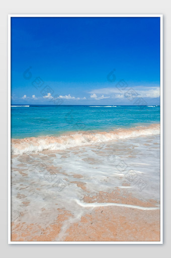 巴厘岛蓝天白云大海海浪沙滩竖版摄影图图片