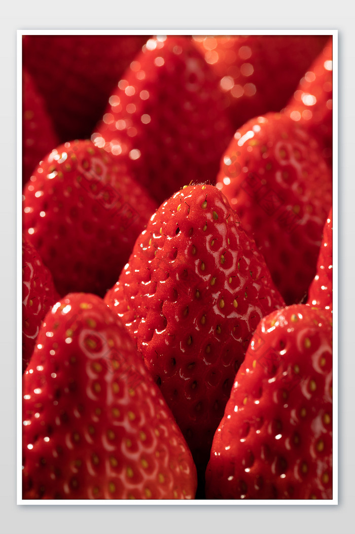 新鲜丹东99牛奶草莓创意摄影图