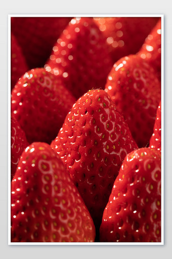 新鲜丹东99牛奶草莓创意摄影图图片