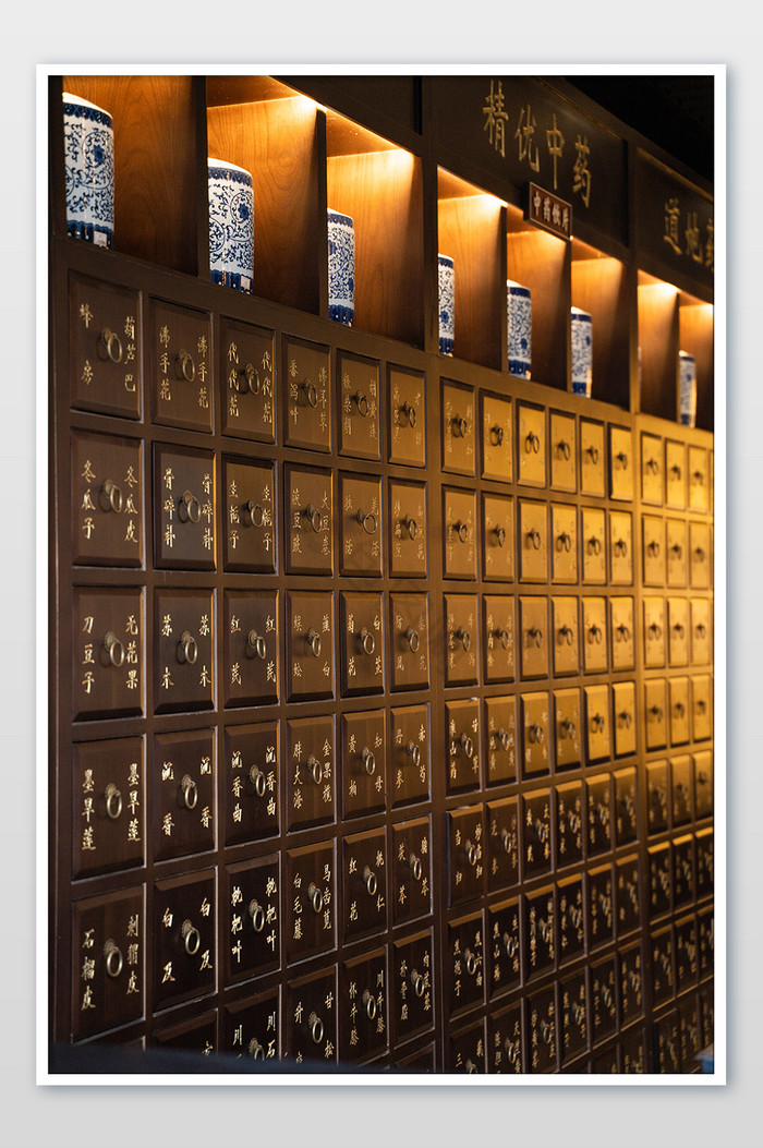 12下载1080p民间老中医馆药柜药罐实拍01:11下载4k中医抓药中药柜特写