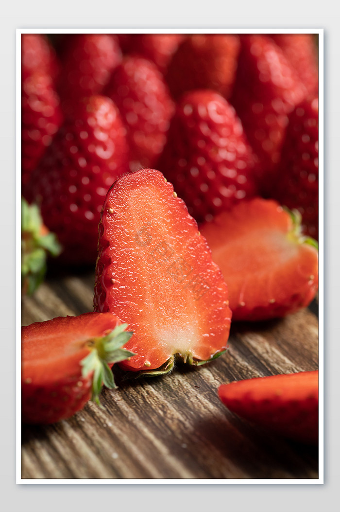 新鲜水果红色草莓切开创意摄影图图片