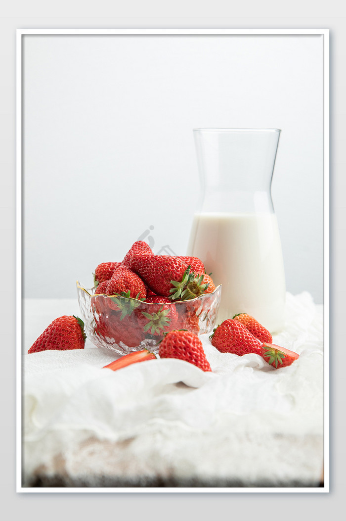 牛奶和新鲜草莓健康水果创意摄影图片