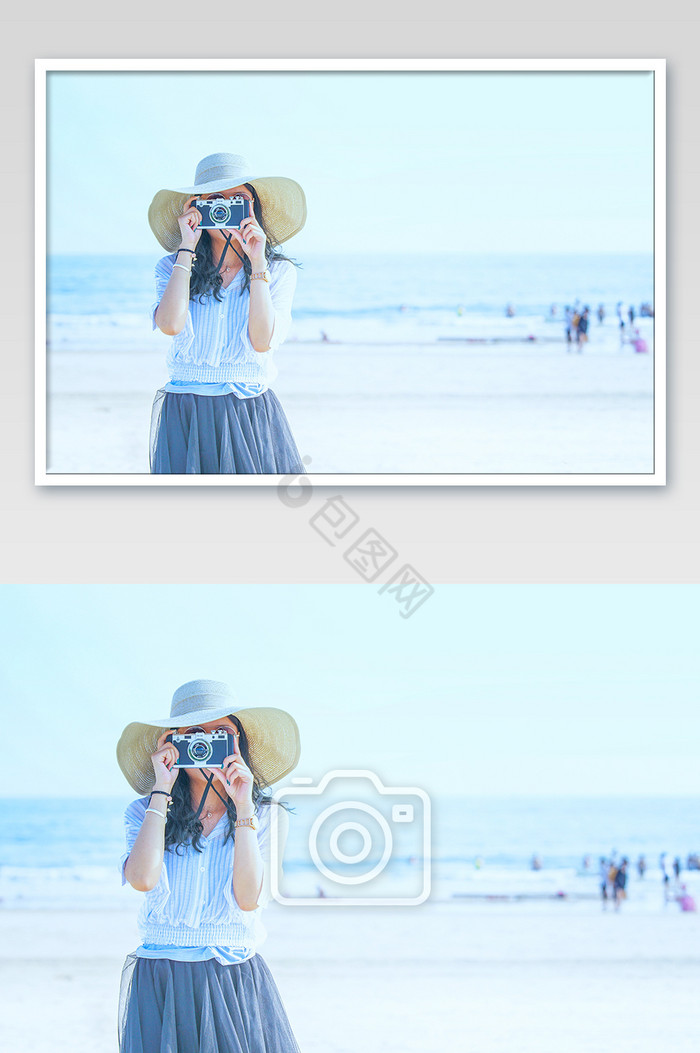 女孩海边玩耍拍照图片
