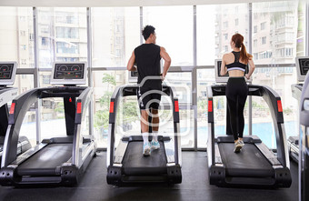 健身房运动跑步减肥增肌跑步机背影图片