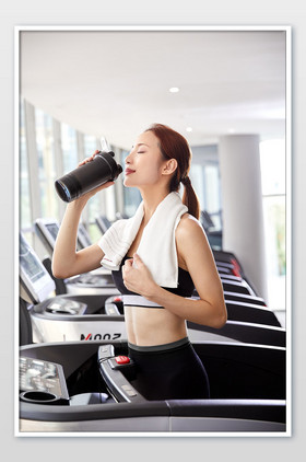 健身房运动泳池旁喝水的阳光美女图猴子喝水片白色简约喝水也会胖公众