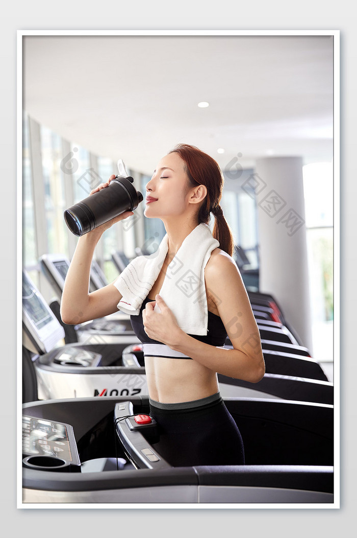 健身房运动跑步减肥增肌女生跑步机旁喝水