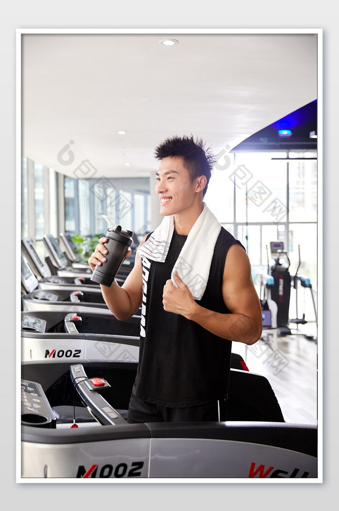 健身房运动跑步减肥增肌男生挂毛巾喝水