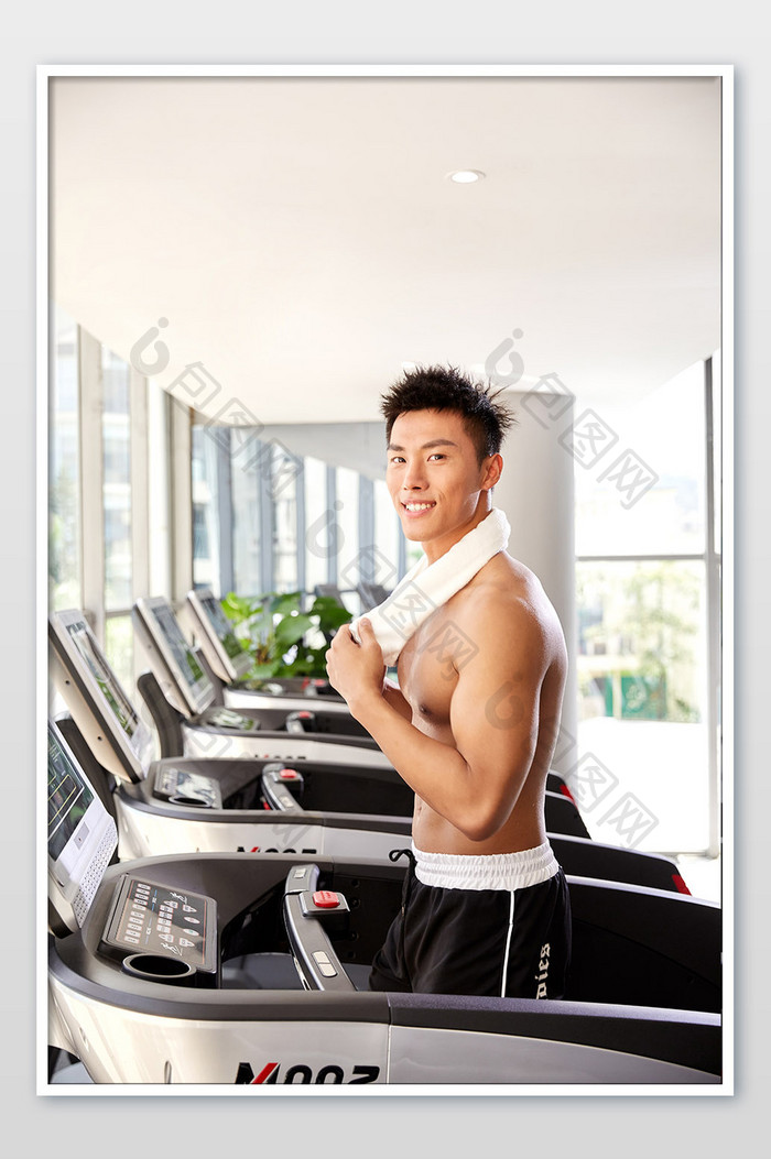 健身房运动跑步减肥增肌男生手拿毛巾跑步