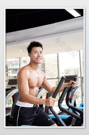 健身房运动跑步减肥增肌男生健身车练习图片