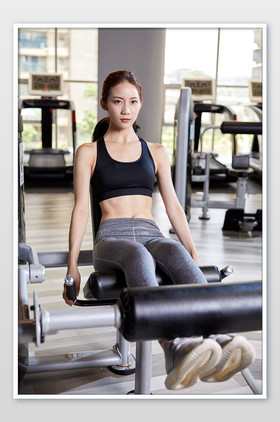 健身房运动跑步减肥增肌女生腹肌练习