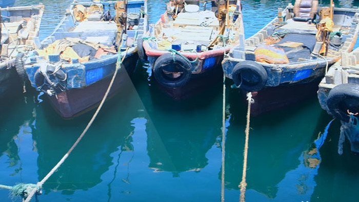 渔船码头渔民捕鱼海港海面大海木船铁船钓鱼
