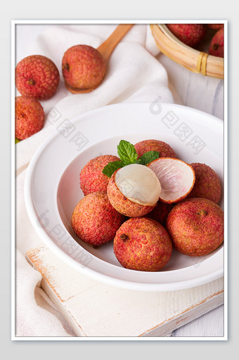 红色荔枝新鲜盘子水果剥壳果肉美食摄影图片