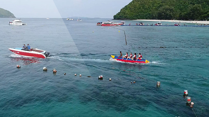 国外旅行度假多人乘坐单排香蕉船