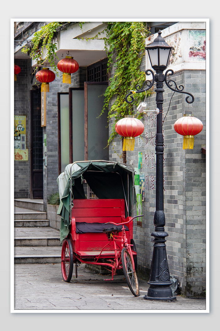 岭南风建筑街景红色三轮脚踏车摄影图图片